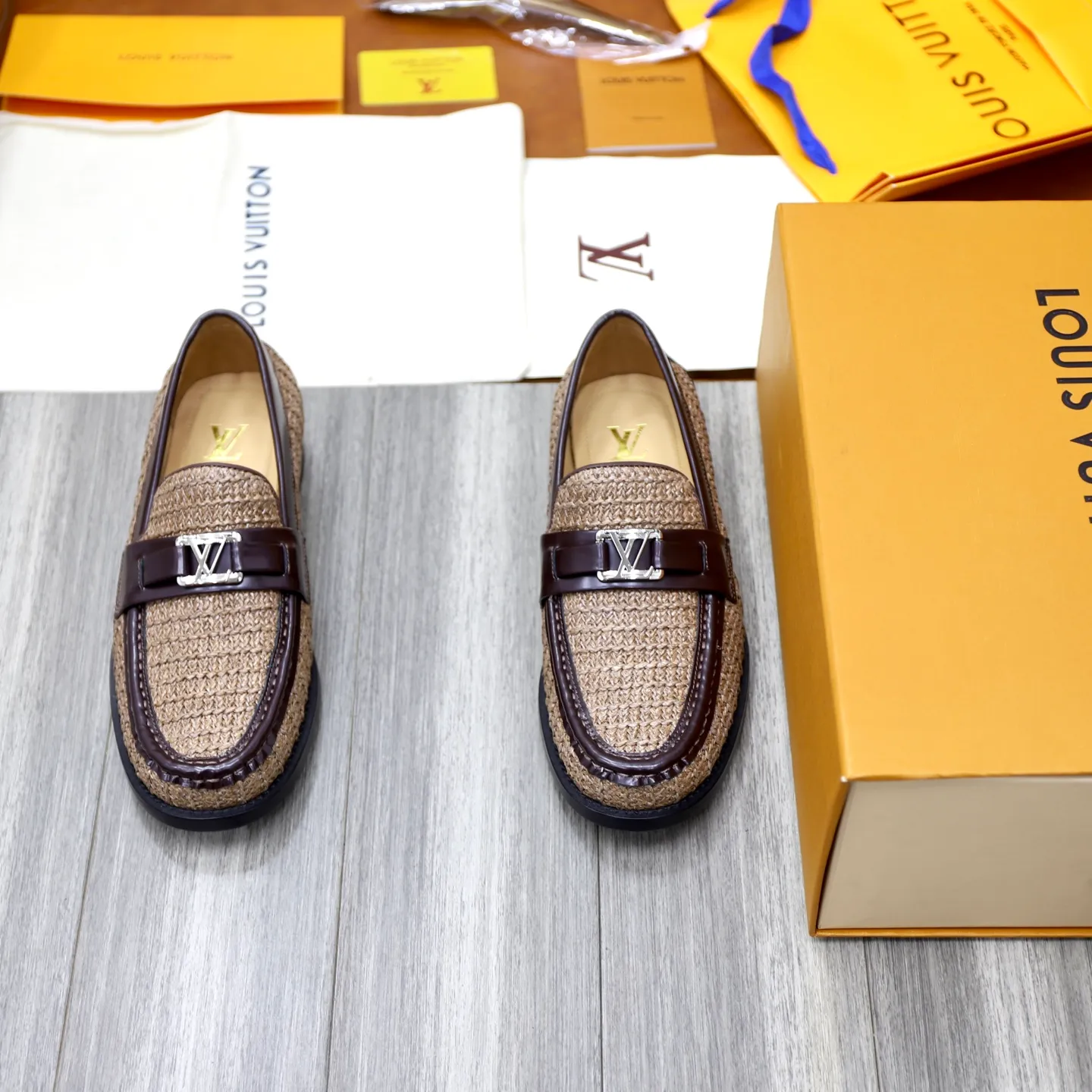 Men's shoes 💰: 💰900LV Louis Vuitton slip-on loafers, top quality products produced in Dongguan, ready for sale! This LV Glove loafer is made of selected soft cowhide, with a slightly wrinkled leather surface and a very high-end texture. Each pair is unique. The leather surface is light and soft, with a fine texture and good luster. It is a classic loafer style, with exquisite handmade mark stitching on the toe, and a square toe configuration to highlight the classic style. The horizontal band has hot-printed LV three-dimensional letters, semi-solid handcrafts and a genuine leather outsole, and a rubber patch on the heel to create wear-resistant performance and comfort. One of the must-have loafers for men! Comes with full original packaging! Code number: 38-39-40-41-42-43-44 (38, 45, 46 customized) standard leather shoe code